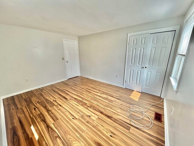 Building Photo - 4b Pine Grove Ave
