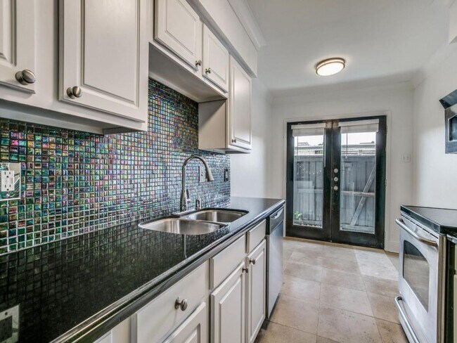 Building Photo - Remodeled Central Dallas Condo