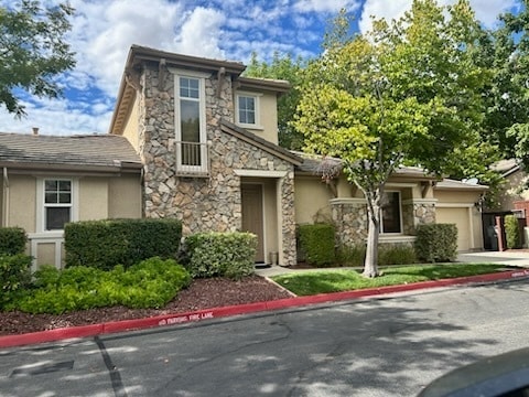 Building Photo - Immaculate Modern Townhouse in Sought-Afte...
