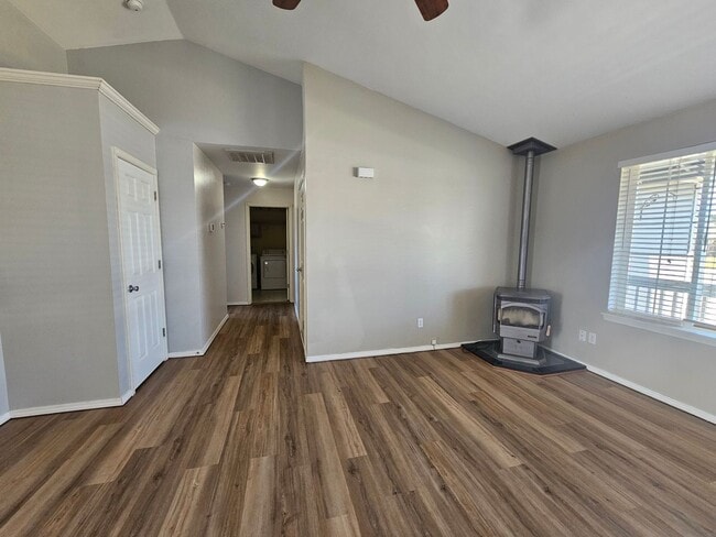 Building Photo - 3 Bedroom Home with Outdoor Space