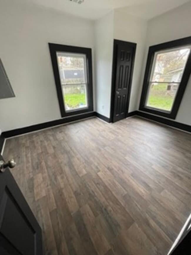Building Photo - 3 bedroom newly remodeled