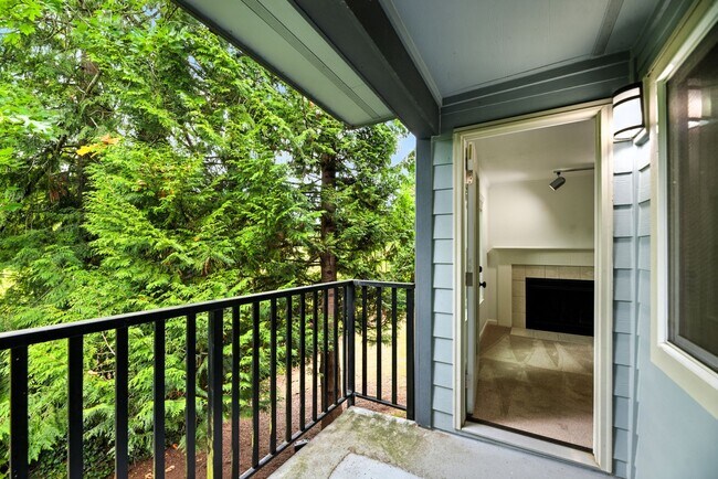 Building Photo - New Price! Convenient 1 bed condo is desir...