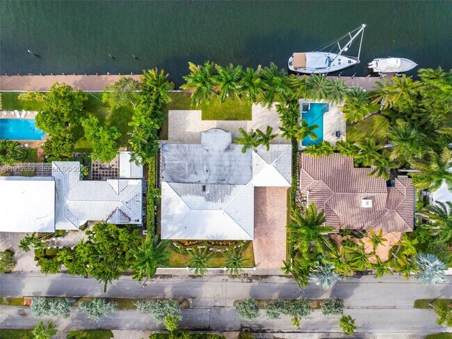 Building Photo - 633 Solar Isle Dr