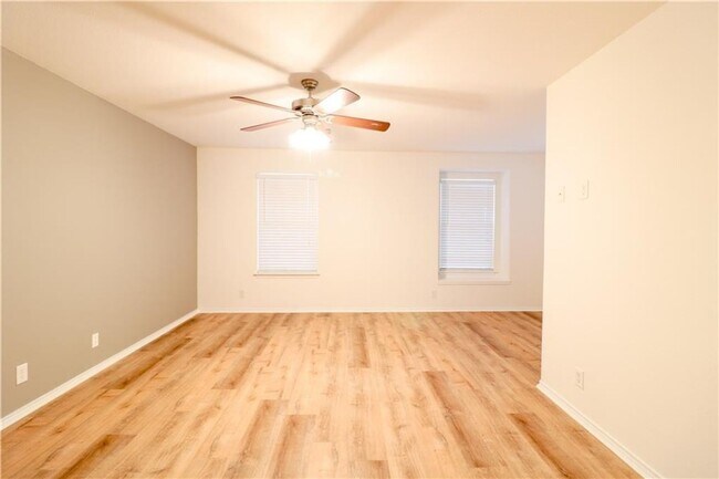 Building Photo - Beautiful 2-Level 3 BR / 2.5 BA Home for R...