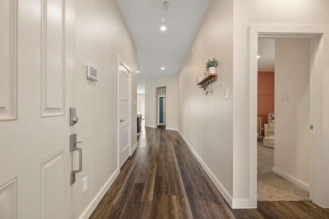 Building Photo - 573 Newcomb Holw Dr