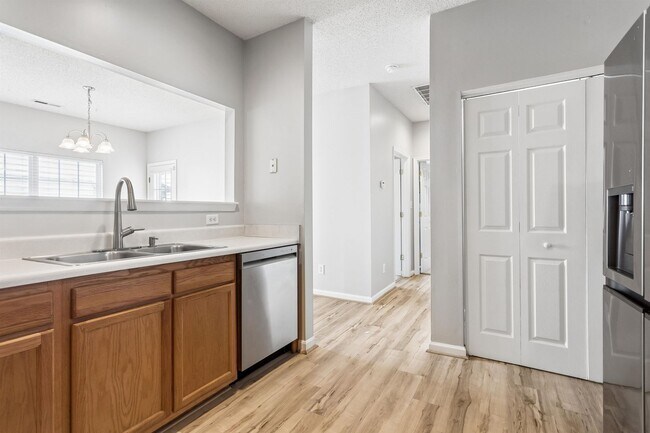 Building Photo - 3 BR 3 BA Townhouse