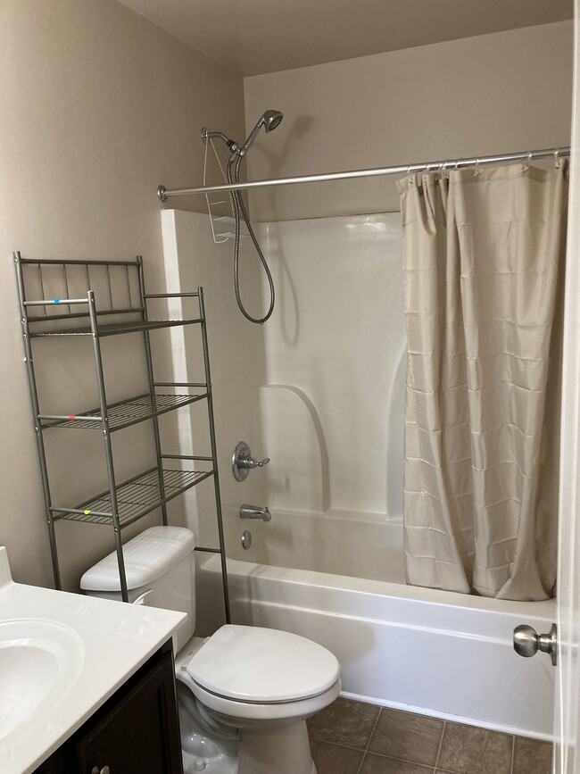 Main Bath - 205 Dellwood Dr