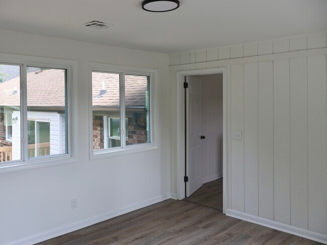 Building Photo - 129 Lake Point Dr