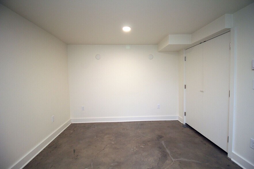 Building Photo - 3734 SE 26th Ave