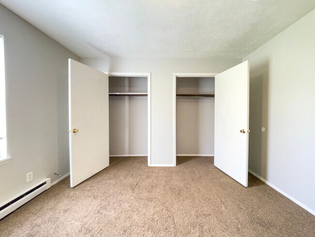 Building Photo - 2 Bedroom Flats Near Walking Trails!