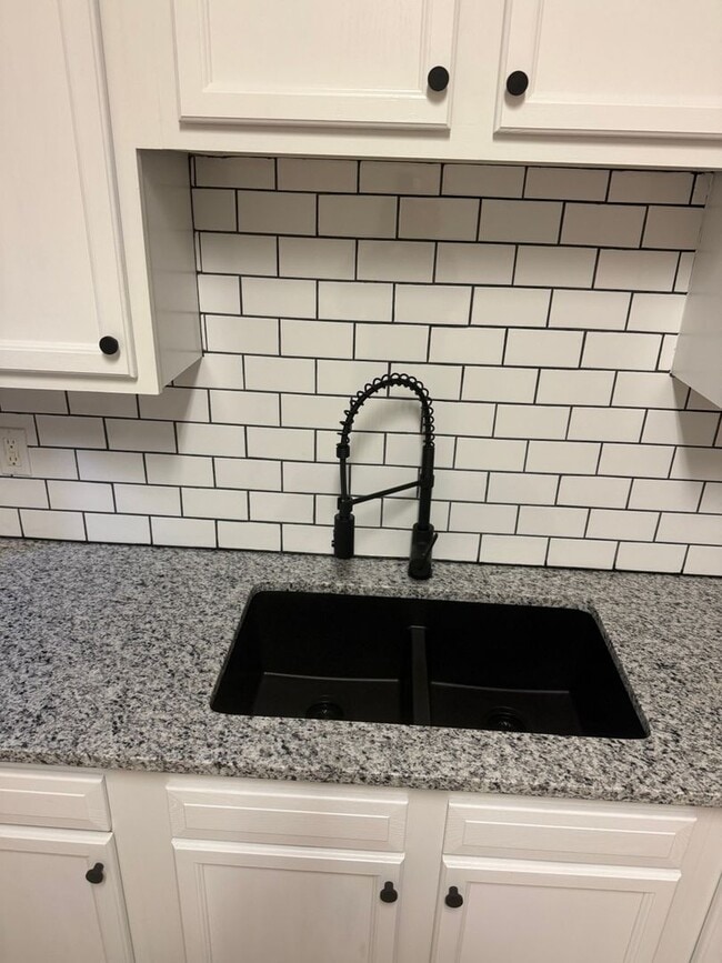 Building Photo - 621 Park Cir