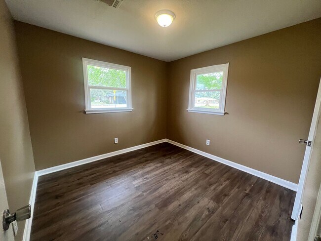 Building Photo - 3 bedroom 1 bathroom single level home