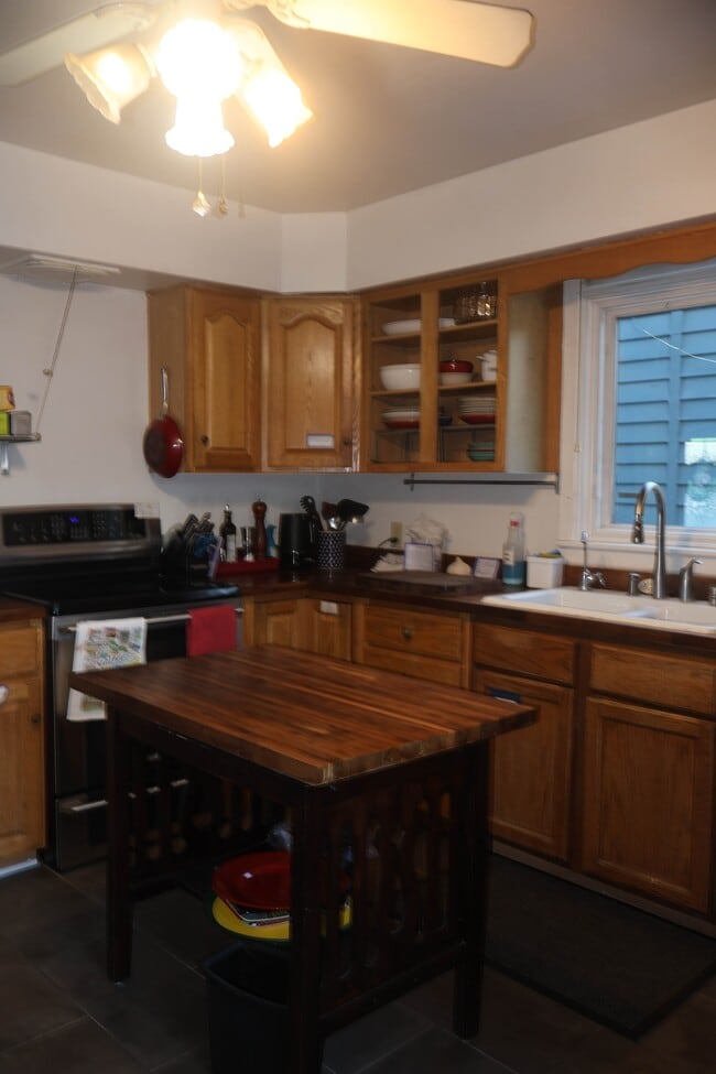 Building Photo - 637 S Shore Dr