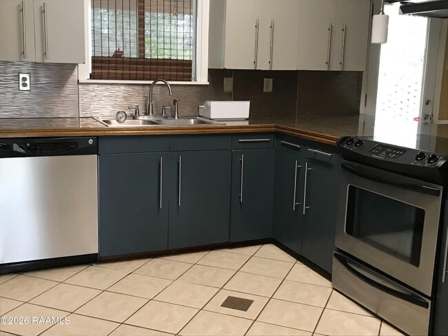 Building Photo - 108 Billeaud Ln