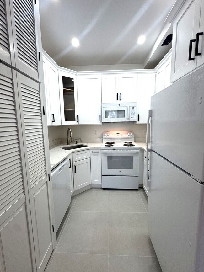 Building Photo - Fabulous Large Renovated 1BR/1BA in Histor...