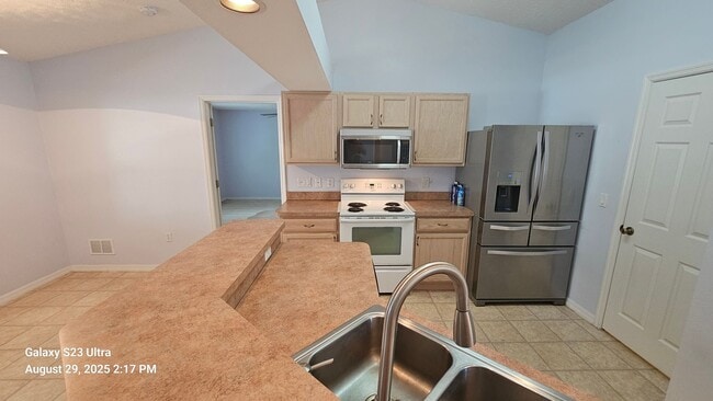 Building Photo - Beautiful 3/2/2 Pool Home on Oversized Lot...