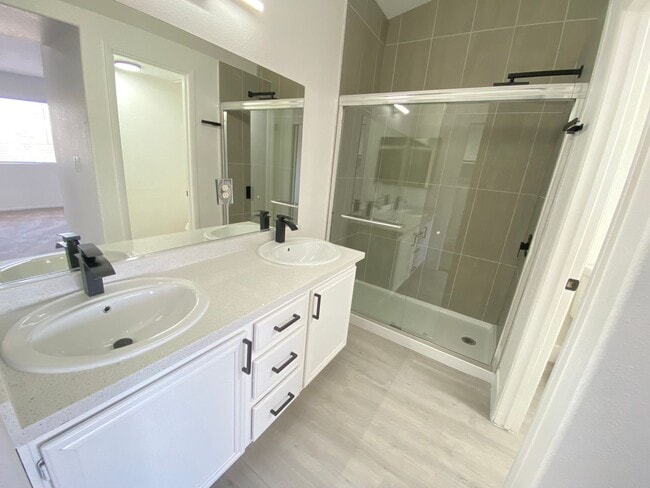 Building Photo - Charming 3 Bed/3Bath Townhome nestled in t...