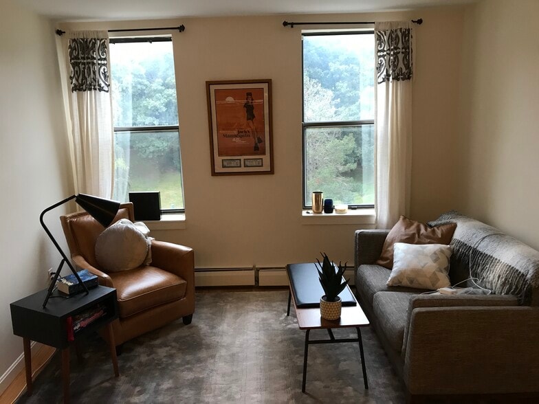 Building Photo - 1880 Commonwealth Ave