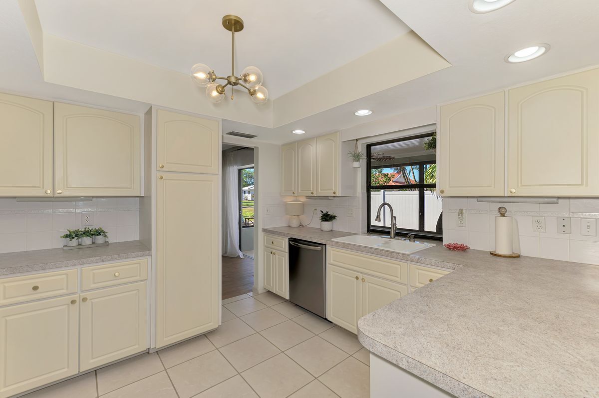 Building Photo - 2221 Pine View Cir