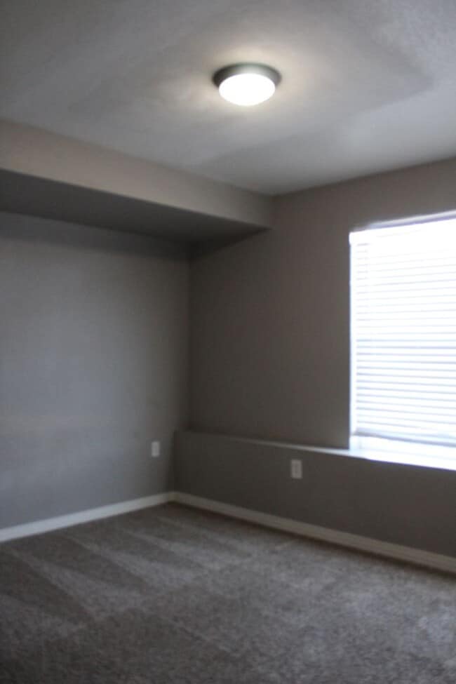 Building Photo - Stonegate Townhouse w/ 3 br/3 1/2 baths!!