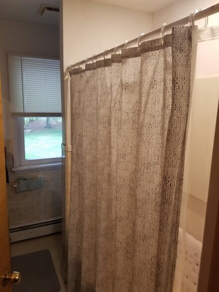 Full Bathroom - 271 S Main Rd