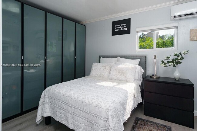 Building Photo - 1110 NE 100th St