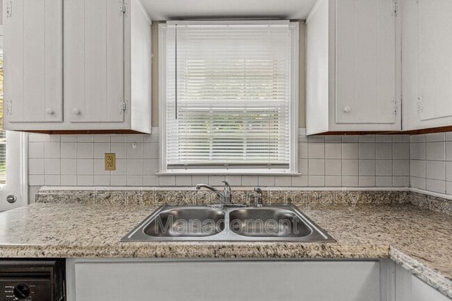 Building Photo - 3395 Montavesta Rd