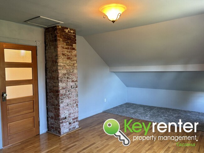 Building Photo - One of a Kind Craftsman House in Tacoma!