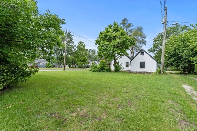 Building Photo - 2 BEDROOM HOME!