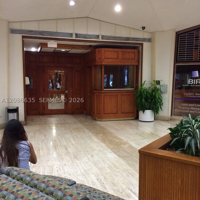 Building Photo - 905 Brickell Bay Dr