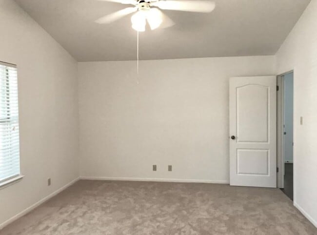 Building Photo - FOR LEASE!!