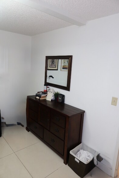 Building Photo - 906 SW 9th St Cir