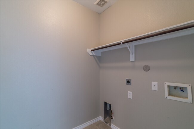 Building Photo - 2209 Highland Crossing Dr