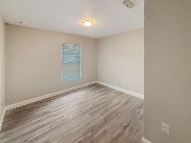 Building Photo - Lovely 3-Bedroom Home in the Heart of Midw...