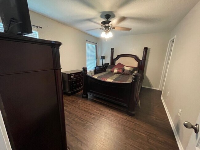 Building Photo - Lovely well maintained 3 bedroom 2 bath
