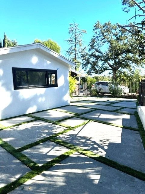 Primary Photo - 22421 Mulholland Dr