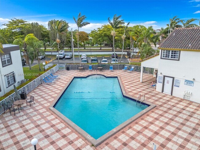 Building Photo - 9735 Fontainebleau Blvd