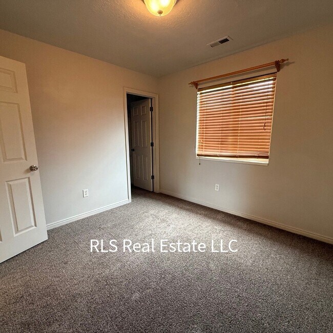 Building Photo - 4043 W Cimarron