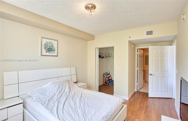 Building Photo - 17145 N Bay Rd