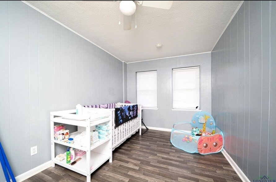 Building Photo - 106 S Davis St