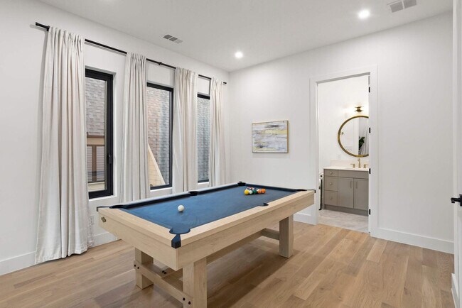 Building Photo - 8922 San Benito Way