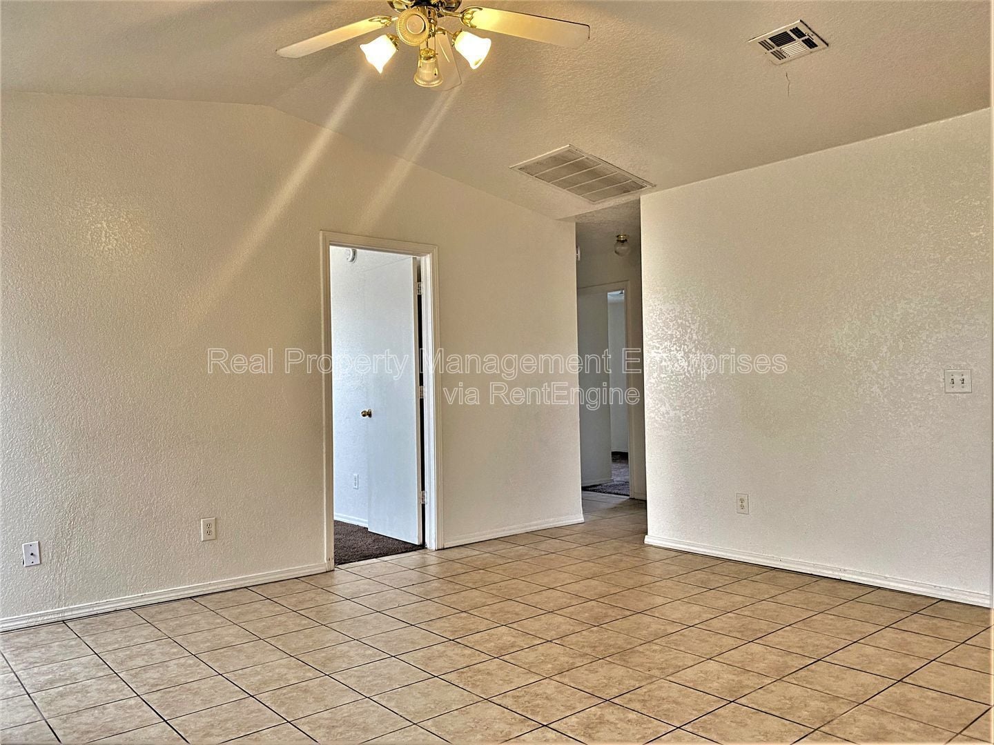 Building Photo - 916 Hyacinth Hollow Dr