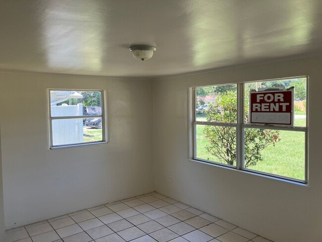 Building Photo - Cozy 1BR/1BA duplex with a Den, Ceramic Tile Floors, NO APP FEE!