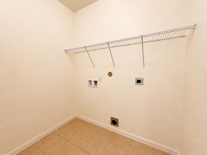 Building Photo - 8739 Leclaire Meadow Dr