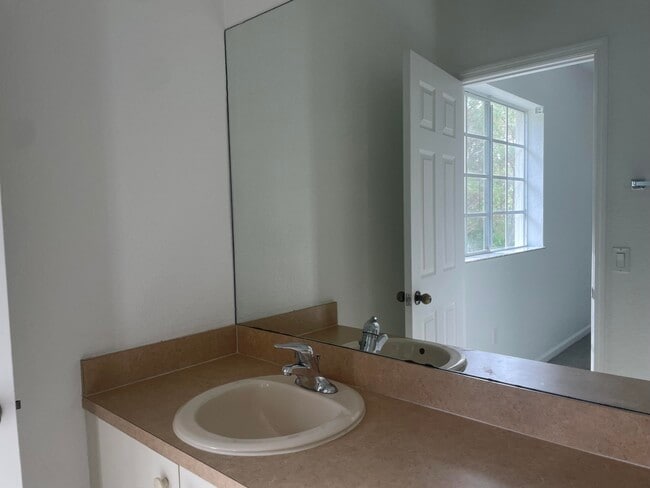 Building Photo - 5024 SE Mariner Garden Cir