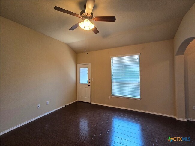 Building Photo - 697 Creekside Cir