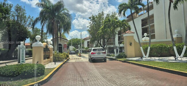 Building Photo - 8870 Fontainebleau Blvd