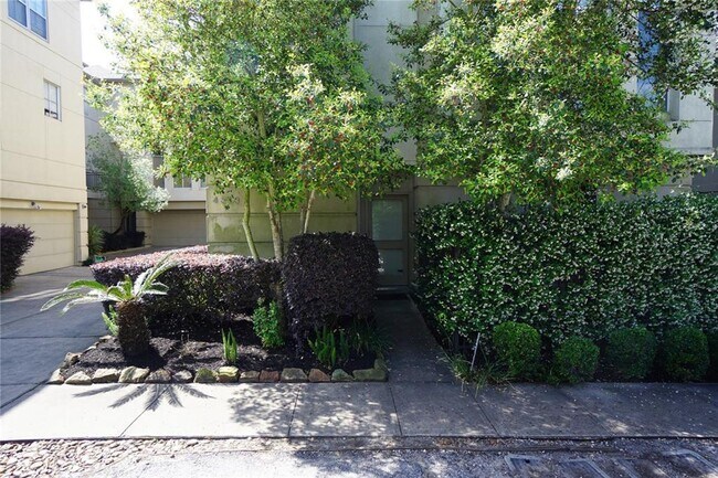 Building Photo - Stunning Townhouse In A Great Location Nea...