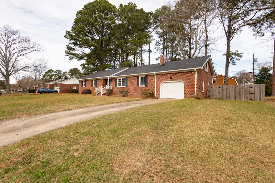 Building Photo - 561 Summit Ridge Dr