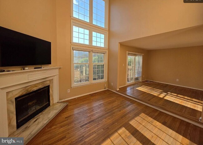 Building Photo - 10952 Bloomingdale Dr